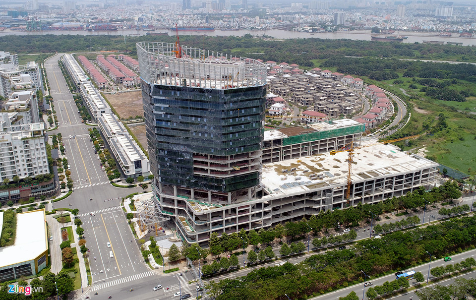 Khu đô thị xa hoa đối lập những ngôi nhà nát giữa lòng Thủ Thiêm